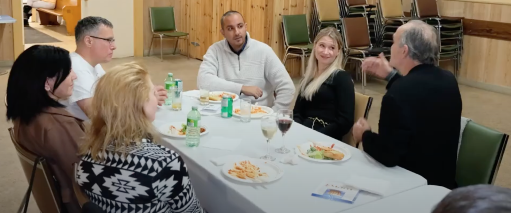 M. Louis Roy, M. Mina Shenouda et Mme Violetta Potapova en conversation avec M. Deano Clavet.