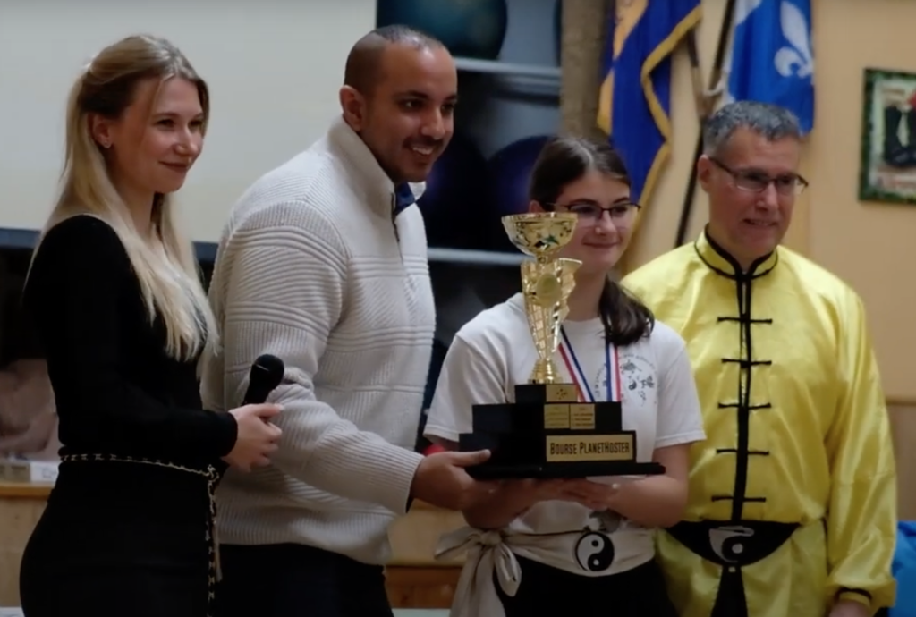 M. Shenouda et Mme Potapova remettant le trophée PlanetHoster à Mlle Isis Lafranchise